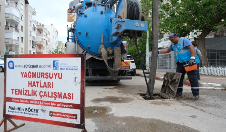 Antalya’da Yağmur Suyu Hattı Temizliği Devam Ediyor