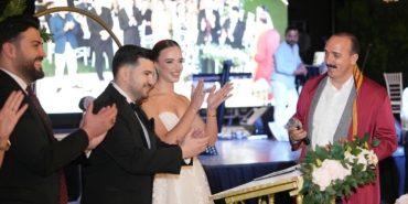 Yeni Çiftlere Düğünlerinde Mutluluklar Diliyoruz!