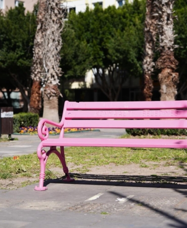 Rengarenk Banklar ile Konyaaltı’nda Neşe Yayılıyor!