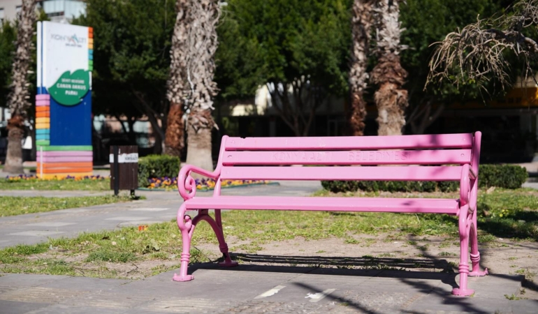 Rengarenk Banklar ile Konyaaltı’nda Neşe Yayılıyor!