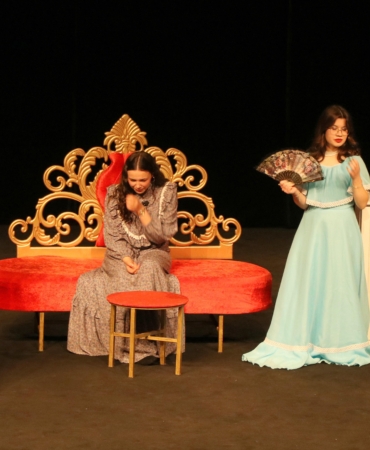 Burdur’da Öğrencilerden İngilizce ‘Cinderella’ Tiyatrosu