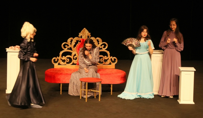 Burdur’da Öğrencilerden İngilizce ‘Cinderella’ Tiyatrosu