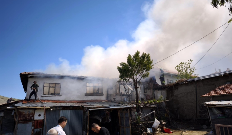 Burdur’da Yangın: İki Ev Kül Oldu!
