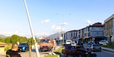 Refüje Çarpan Araçta Sürücü Yaralandı