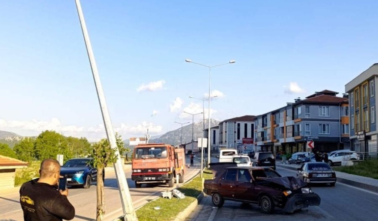 Refüje Çarpan Araçta Sürücü Yaralandı