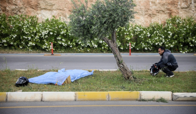 Arkadaşının Cansız Bedenine Veda Anı