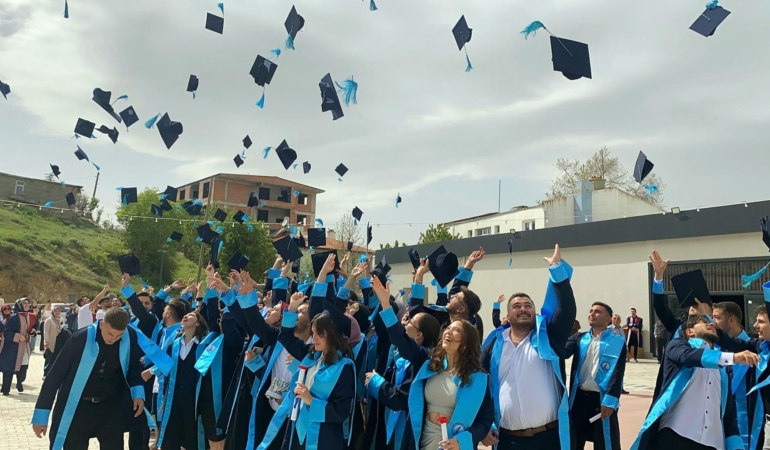 Çay MYO’da Mezuniyet Coşkusu: Kep Fırlatma!