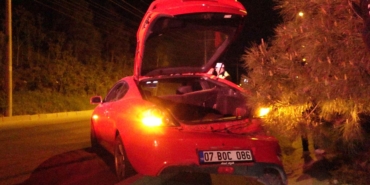 Burdur’da Kaza: 3 Yaralı, Otomobil Refüje Çıktı!