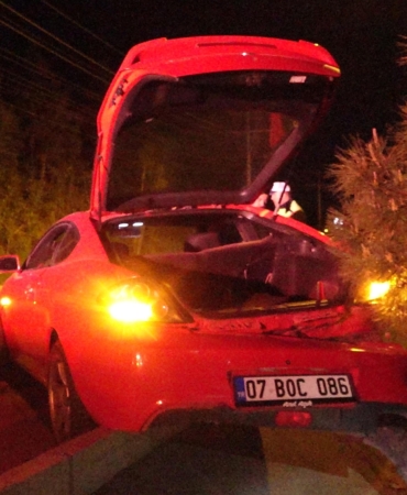 Burdur’da Kaza: 3 Yaralı, Otomobil Refüje Çıktı!