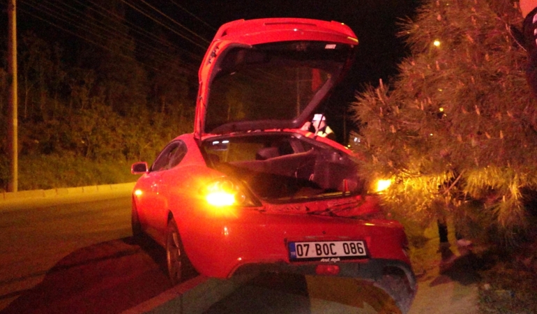 Burdur’da Kaza: 3 Yaralı, Otomobil Refüje Çıktı!