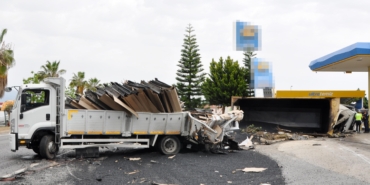 Sıcak Asfalt Yüklü Kamyon Devrildi: Sürücü Sıkıştı