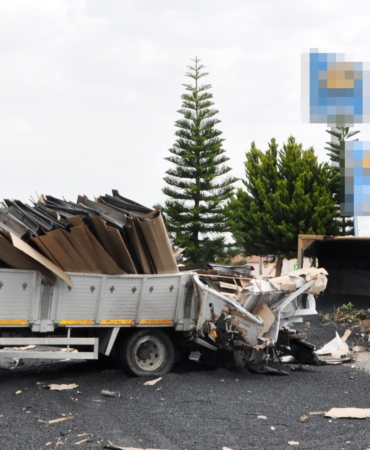Sıcak Asfalt Yüklü Kamyon Devrildi: Sürücü Sıkıştı