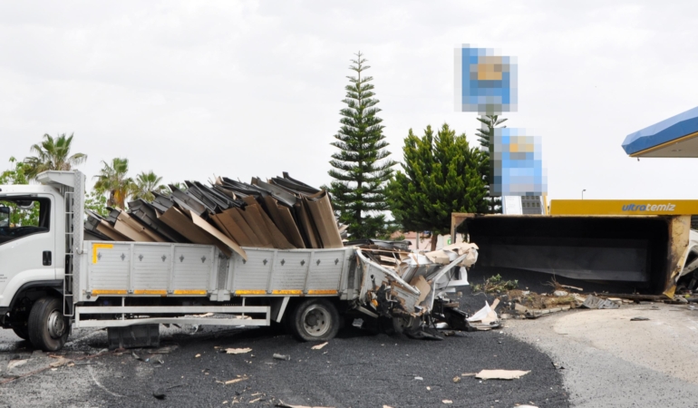 Sıcak Asfalt Yüklü Kamyon Devrildi: Sürücü Sıkıştı