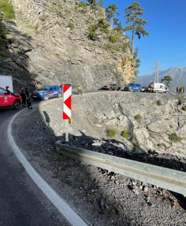 Uçuruma Yuvarlanan Araçta 1 Ölü, 1 Yaralı