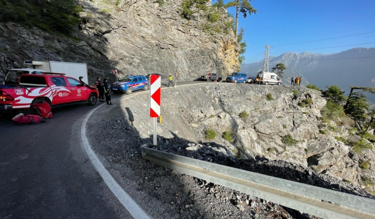 Uçuruma Yuvarlanan Araçta 1 Ölü, 1 Yaralı