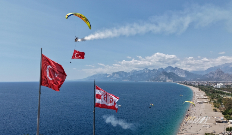 Antalya’da 19 Mayıs Coşkusu: Paramotor Gösterisi