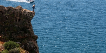 Falezlerden Tehlikeli Atlayış: Genç Kurtarıldı!
