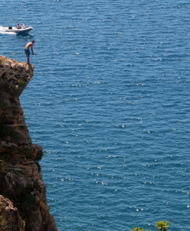 Falezlerden Tehlikeli Atlayış: Genç Kurtarıldı!
