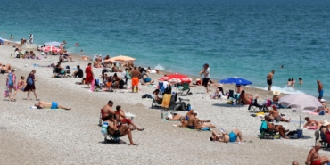 Antalya’da Sıcak Havada Sahil Keyfi Başladı!