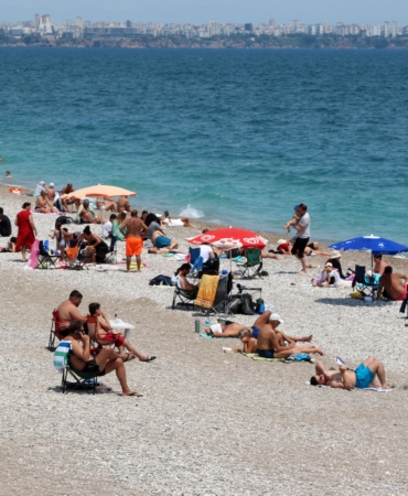 Antalya’da Sıcak Havada Sahil Keyfi Başladı!