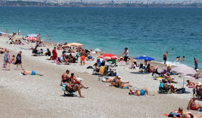 Antalya’da Sıcak Havada Sahil Keyfi Başladı!
