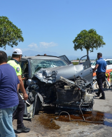 Cip ve iş makinesi çarpıştı: 2 yaralı!