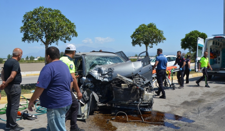 Cip ve iş makinesi çarpıştı: 2 yaralı!