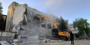 Depreme Dayanıksız İş Hanı Yıkılmaya Başladı