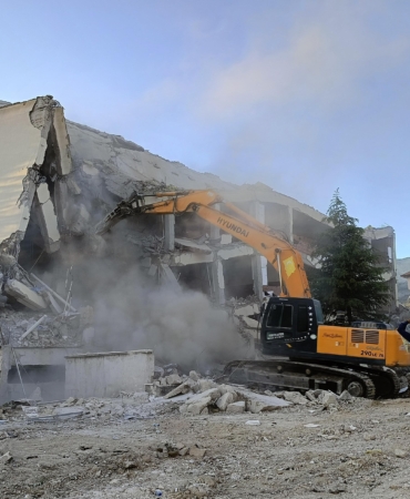 Depreme Dayanıksız İş Hanı Yıkılmaya Başladı