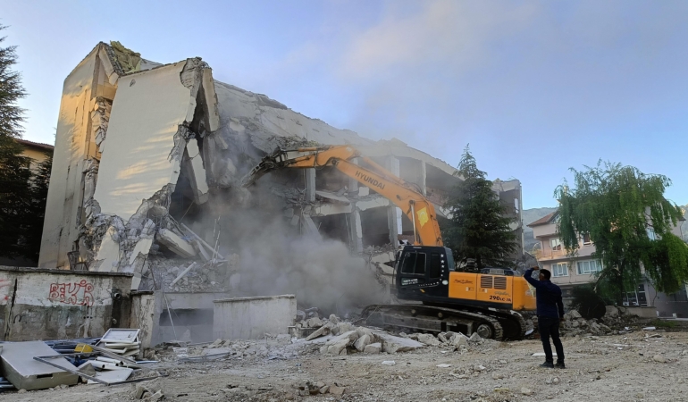 Depreme Dayanıksız İş Hanı Yıkılmaya Başladı