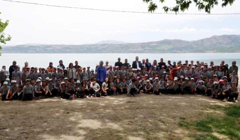 Öğrenciler Eğirdir Gölü’nde Temizlik Yaptı