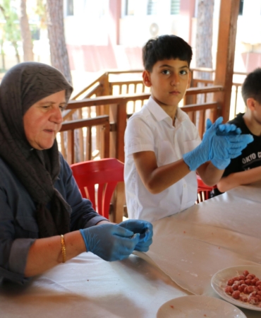 Torunlar ve Nineler, Gülüklü Çorba Yapıyor!