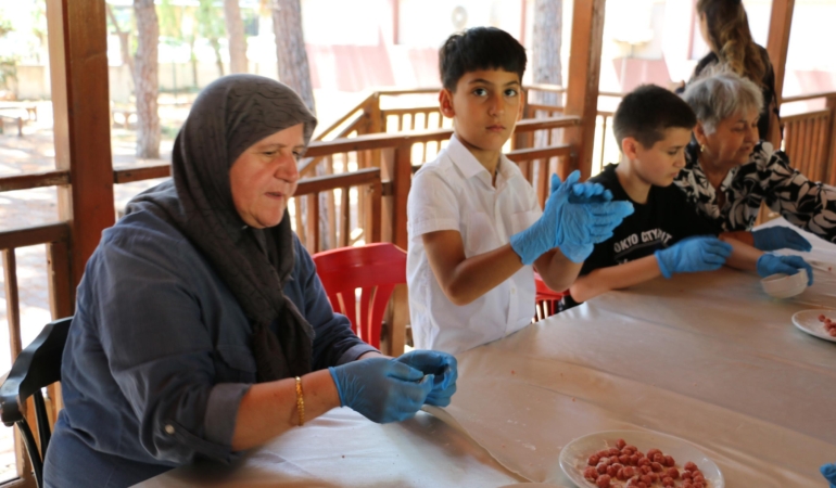 Torunlar ve Nineler, Gülüklü Çorba Yapıyor!