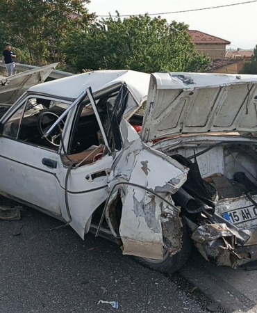 Burdur’da Otomobil-Kamyonet Çarpıştı: 3 Yaralı