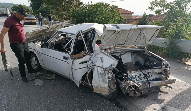 Burdur’da Otomobil-Kamyonet Çarpıştı: 3 Yaralı