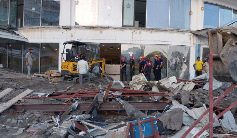 Antalya’da 5 Yıldızlı Otelde Teras Çöktü!