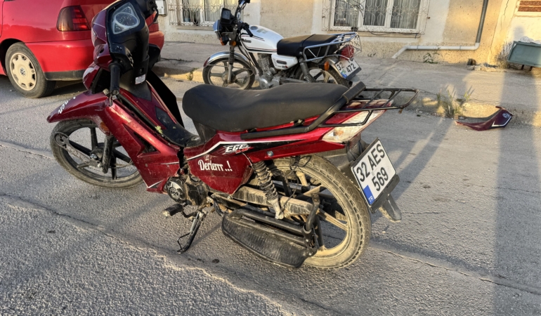 Yalvaç’ta Motosiklet Otomobille Çarpıştı, Yaralı Var!