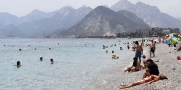 Sıcak Hava, Konyaaltı Sahili’ni Doldurdu!