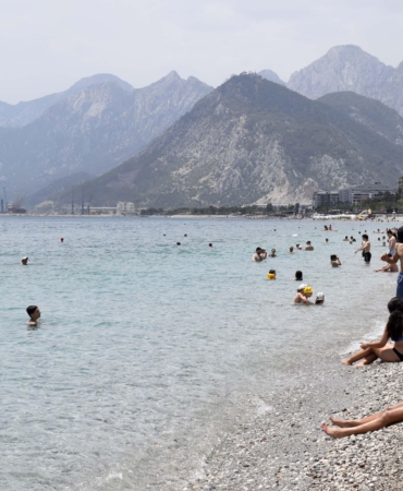 Sıcak Hava, Konyaaltı Sahili’ni Doldurdu!