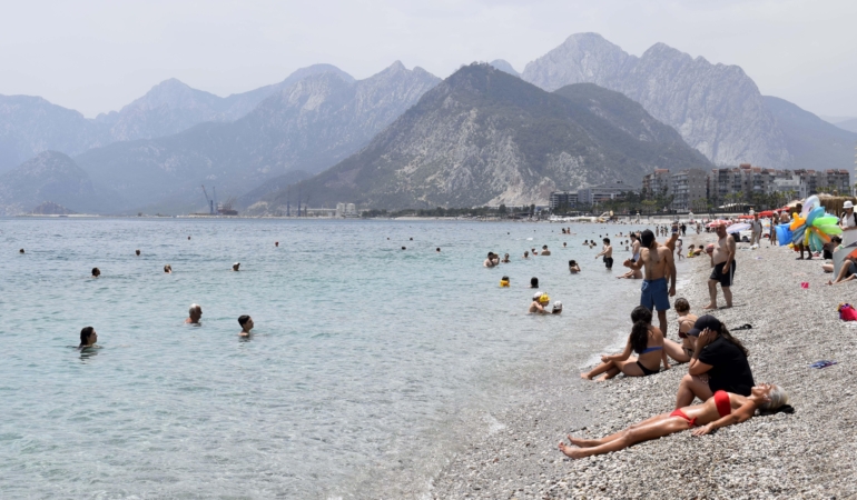 Sıcak Hava, Konyaaltı Sahili’ni Doldurdu!