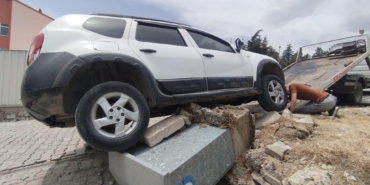 Freni Boşalan Araç Elektrik Kutusuna Çarptı!