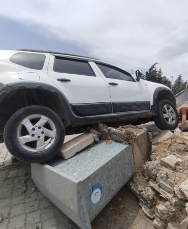 Freni Boşalan Araç Elektrik Kutusuna Çarptı!