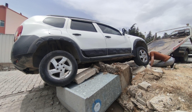 Freni Boşalan Araç Elektrik Kutusuna Çarptı!