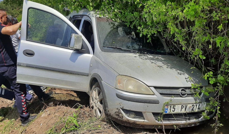Bucak’ta otomobil şarampole devrildi: 2 yaralı