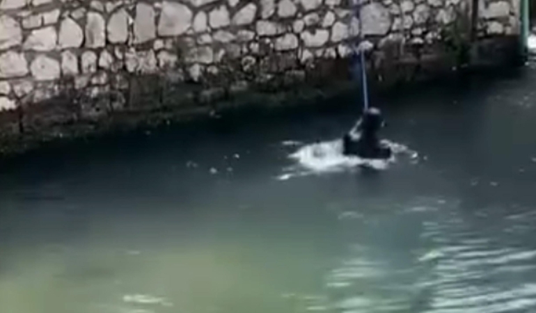 Polisten Kaçarken Dereye Atladı, Hortumla Kurtarıldı