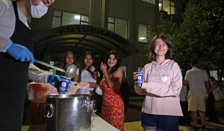 Öğrencilere Sıcak Çorba İkramıyla Destek!