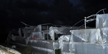 Gazipaşa’da Hortum: Seralar ve Çatlar Uçtu!