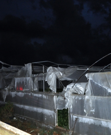 Gazipaşa’da Hortum: Seralar ve Çatlar Uçtu!