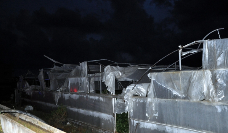 Gazipaşa’da Hortum: Seralar ve Çatlar Uçtu!