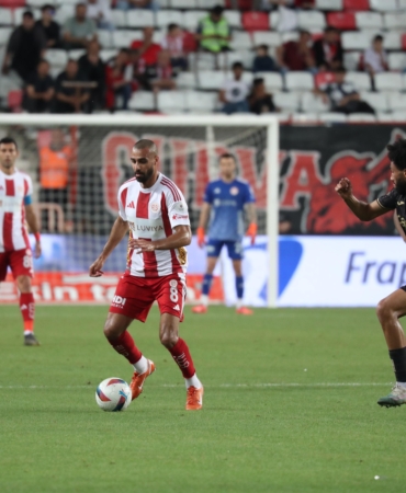 Trabzonspor, Antalyaspor’u 2-0 ile geçti!